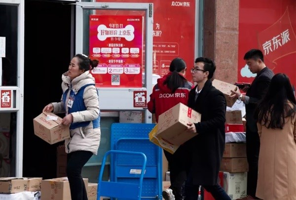 The link between online and offline must be seamless. Credit: EPA/Rolex Dela Pena.