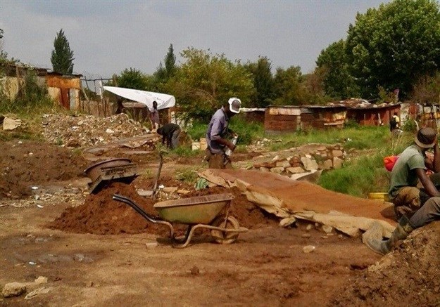 Informal gold miners work in a field in Kingsway, Benoni. On 3 March an informal gold miner was shot dead and eight others arrested by security guards. Archive photo: Kimberly Mutandiro