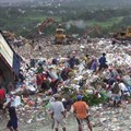 Payatas dumpsite, Metro Manila, Philippines. Image by Kounos, CC BY-SA 3.0,