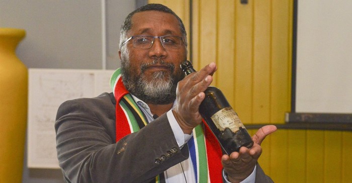 Th bottle of 1855 Pontac revealed. © Daniel Nels