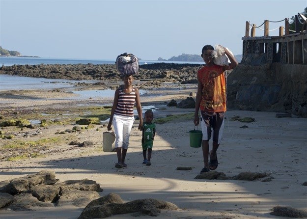 Do people in Nosey Be Madagascar benefit equally from ecotourism income and training opportunities?