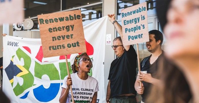 More than 40 people, individuals and representatives of various organisations – 350africa.org, Fossil free for South Africa, Project 90 by 2030, Green Anglicans among others – picketed at the Energy Week Gas summit at the Westin Hotel in Cape Town on Tuesday morning. Photo: Yann Macherez