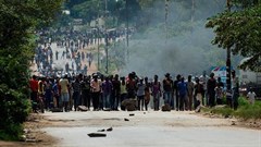 Protesters block the main route to Zimbabwe's capital Harare from Epworth township on January 14, 2019, after the government more than doubled the price of fuel. On January 15, CPJ joined more than 20 rights organizations and the #KeepItOn Coalition to call for authorities in Zimbabwe to restore internet and social media services. Credit: CPJ/AFP/Jekesai Njikizana.