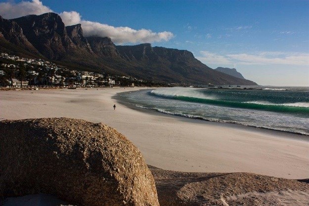 Cape Town’s scenic shoreline, which is a draw card for international and local tourists, are not always as clean as they look. Millions of litres of raw sewage is pumped out to sea at Mouille Point, Camps Bay, and Hout Bay. Water quality at the beach on a day such as this, with strong offshore winds and no recent rainfall, is likely to meet quality guidelines. But it is likely polluted when rain and onshore winds coincide. Photo: Steve Kretzmann/WCN