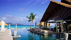 How many tourists can Seychelles accommodate?