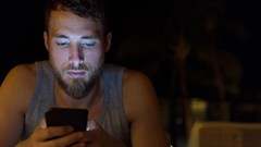 Report shows average of 800 hours spent using mobile internet this year