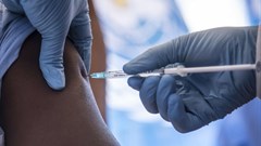 A health worker administers the Ebola vaccine. EPA-EFE