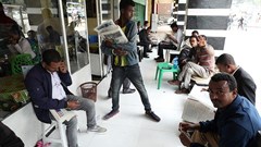Ethiopians read newspapers in Addis Ababa on June 24. Following what the government refers to as a failed attempted coup, access to the internet was cut and journalists were arrested. Credit: CPJ/Reuters/Tiksa Negeri.
