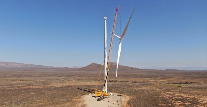 Perdekraal East Wind Farm erects first turbine using local team