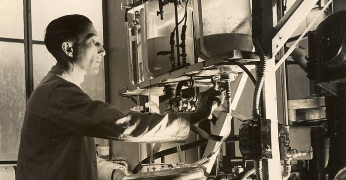 A.G. Sanders with penicillin extraction equipment. Image reproduced with permission of the Sir William Dunn School of Pathology, University of Oxford, Author provided