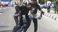Fighting breaks out as security personnel attempt to re-arrest Nigerian activist and journalist Omoyele Sowore at the Federal High Court in Abuja, Nigeria, on December 6, 2019. Sowore and other activist-journalists have been jailed in Nigeria and Ethiopia amid a crackdown on free expression. Credit: CPJ/Reuters/Afolabi Sotunde.