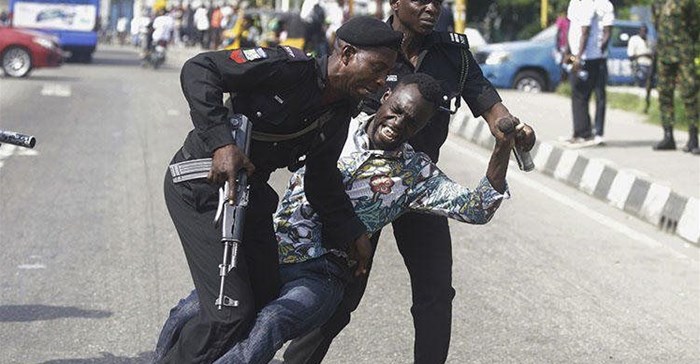 Fighting breaks out as security personnel attempt to re-arrest Nigerian activist and journalist Omoyele Sowore at the Federal High Court in Abuja, Nigeria, on December 6, 2019. Sowore and other activist-journalists have been jailed in Nigeria and Ethiopia amid a crackdown on free expression. Credit: CPJ/Reuters/Afolabi Sotunde.