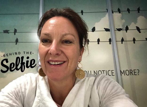 Cromhout titles this: “I hate taking selfies, can you tell?”