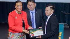 Secretary-General Patricia Scotland presenting Scot Choo with his award.