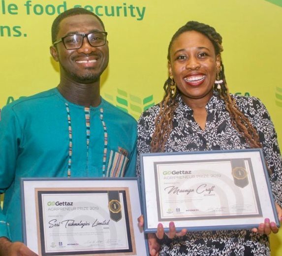 L to R: Isaac Sesi from Sesi Technologies Ghana and Bonolo Monthe of Maungo Craft, Botswana received the GoGettaz Agripreneur Prize in 2019. 
Source: APO