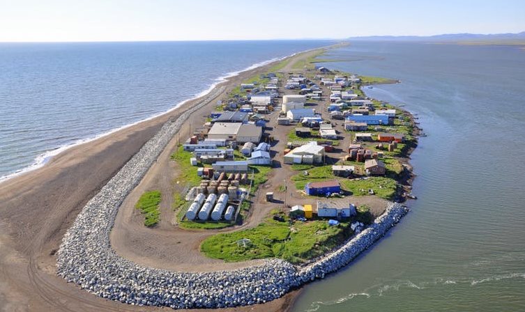 Kivalina, Alaska: this native Iñupiat community claimed that a shortened sea ice season had left it exposed to strong waves and storm surges. ShoreZone / flickr, CC BY-SA