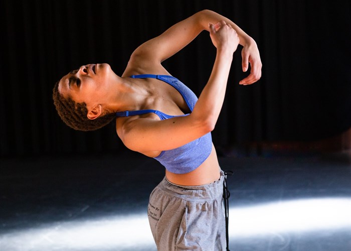 Crystal Finck in MODORENAI - © Jesse Kramer