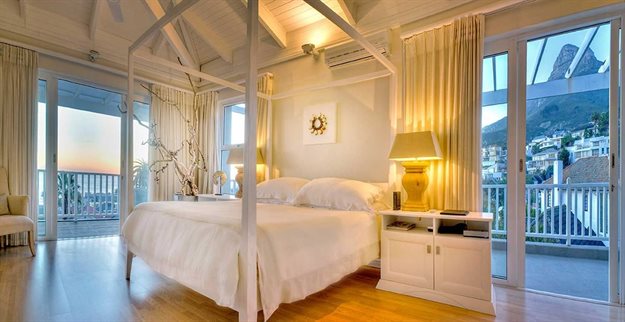 DO: Modern interiors can be quite stark and minimalistic so in order to add warmth it’s usually best to wait for a softer evening light. Photo credit: Anton de Beer from Anton de Beer Photography