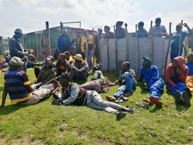 The CCMA has ruled that a group of former Dippin Blu Racing horse grooms from Port Elizabeth are entitled to claim unemployment benefits. Archive photo: Mkhuseli Sizani / GroundUp