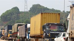 Trucks loaded with goods had been waiting for weeks to cross the Côte d’Ivoire-Ghana borders at Elubo/Noe. © Franck Kuwonu/Africa Renewal