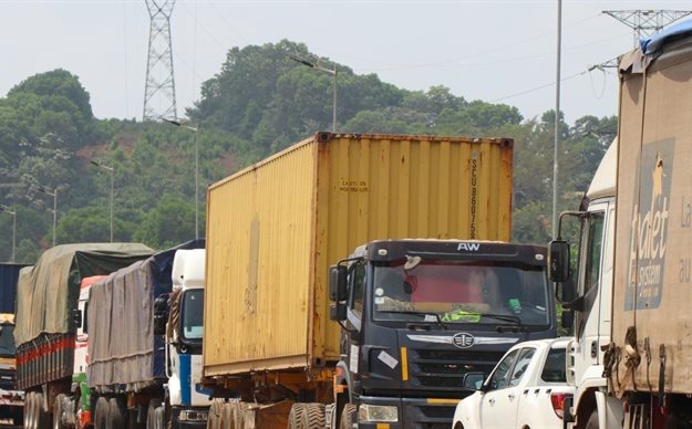 Trucks loaded with goods had been waiting for weeks to cross the Côte d’Ivoire-Ghana borders at Elubo/Noe. © Franck Kuwonu/Africa Renewal