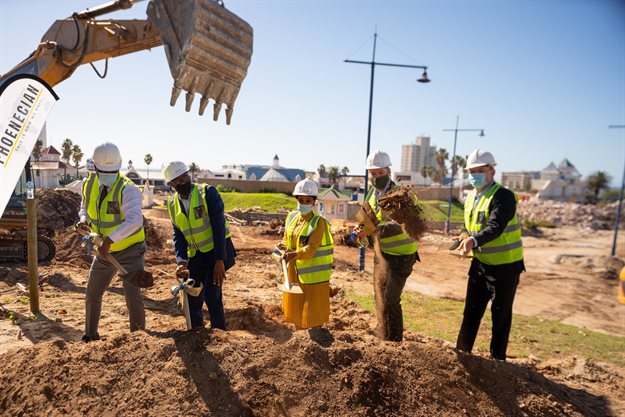 L-R: Executive mayor of Nelson Mandela Bay Nqaba Bhanga; Eastern Cape provisional government MEC of finance, economic development, environmental affairs and tourism Mlungisi Mvoko; Emfuleni Resorts chairperson Bongi Siwisa; Paul Gerard MD of Flanagan & Gerard; and Anthony Lemming, CEO of Sun International