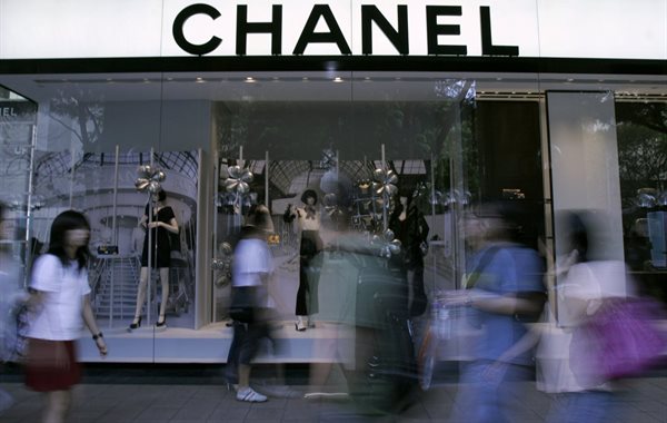 People walk past a Chanel display window at a shopping district in Singapore on 3 November 2008. Reuters/Jacinta Goh (Singapore)