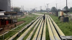 A woman walks over pipelines crisscrossing Ogoniland in Rivers State, Nigeria September 18, 2020. Reuters/Afolabi Sotunde//File Photo