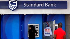 Customers at an ATM at a branch of South Africa's Standard Bank in Cape Town, 15 March, 2016. Reuters/Mike Hutchings/File Photo