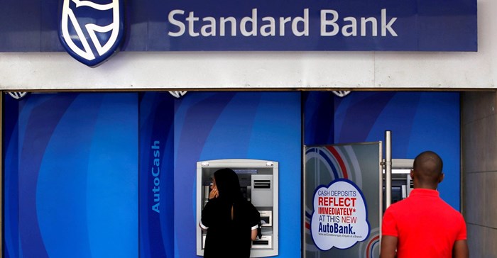 Customers at an ATM at a branch of South Africa's Standard Bank in Cape Town, 15 March, 2016. Reuters/Mike Hutchings/File Photo