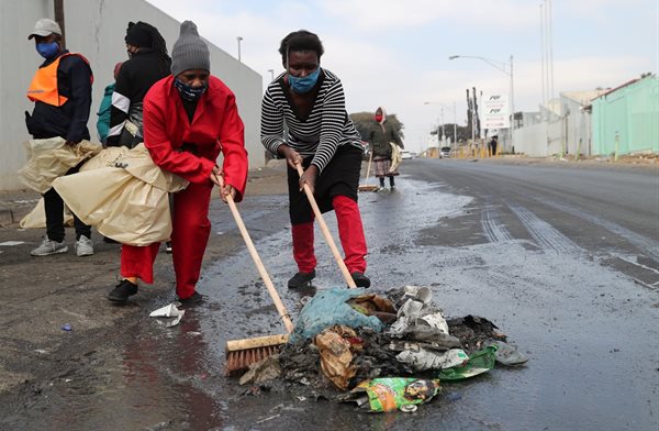 Residents clean up the streets after the protests in Alexandra, South Africa. Source: Reuters/Sumaya Hisham
