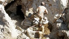Artisanal miners work at the Tilwizembe, a former industrial copper-cobalt mine, outside of Kolwezi, the capital city of Lualaba Province in the south of the Democratic Republic of the Congo, 11 June, 2016. Reuters/Kenny Katombe