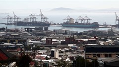 Container ships wait to load and offload goods in port during a 21-day nationwide lockdown aimed at limiting the spread of coronavirus disease (COVID-19) in Cape Town, South Africa, April 17, 2020. REUTERS/Mike Hutchings/File Photo