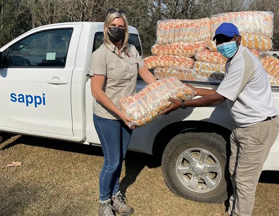 Cindy Redinger from Savithi with Blessing Karumbidza from Sappi wiht the porridge donation