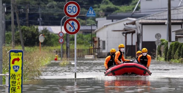Rescue workers search for survivors at a flooded area in Takeo, Saga Prefecture, western Japan, 15 August 2021. | Kim Kyung-Hoon via Reuters
