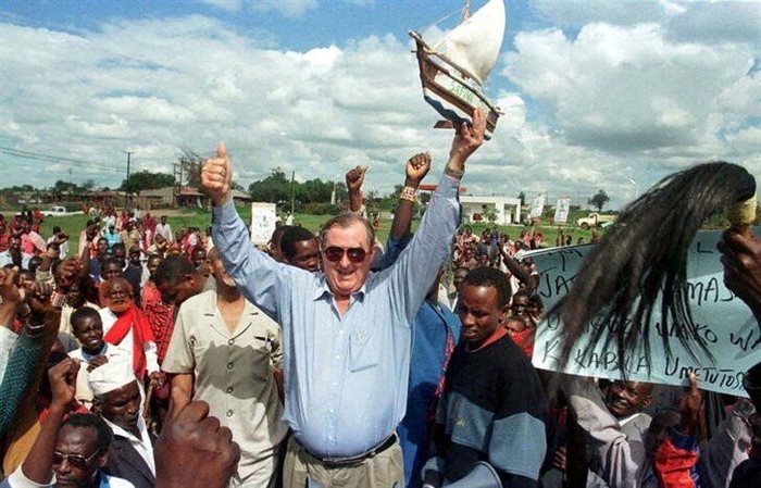 Secretary general of the "Safina" party (Ark Party) Richard Leakey holds up mini ark as he waves to a cheering crowd at Kajiado town, Kenya, 17 December 1997. Reuters/File Photo