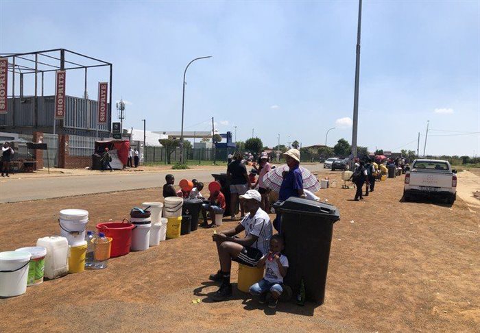 One of many snaking queues of Ekurhuleni residents waiting to get water from municipal tankers. Parts of Tsakane and Brakpan have been without water since last Monday. Source: Kimberly Mutandiro