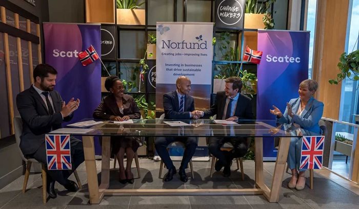 L-R: Observing the signing are Jan Fourie, sub-Saharan Africa GM for Scatec; Thithi Kuhlase-Maseko, coverage director and head of SA office at CDC; Reyburn Hendricks, CEO: H1 Holdings; Bjørnar Baugerud, vice president Clean Energy (Norfund); and minister of international development of Norway, Anne Beathe Tvinnereim.