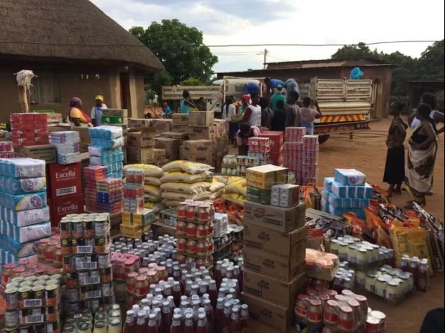 Community members unpack a truck loaded with bulk purchases for a grocery savings club. (Elizabeth Vibert), Author provided