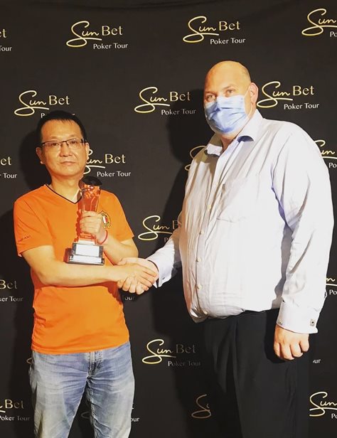 Yue Xu, winner of Super High Roller with tournament director David Ralph