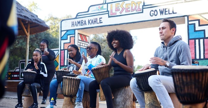 Supplied. To kickstart the Make Your Tabel Bigger campaign, Nando’s hosted a passport chase with media, influencers, and friends of the brand, as they traversed some iconic spots
