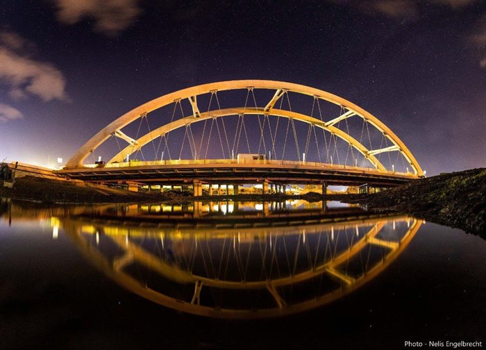 The New Ashton Arch at night. Image: Nelis Engelbrecht, Aecom