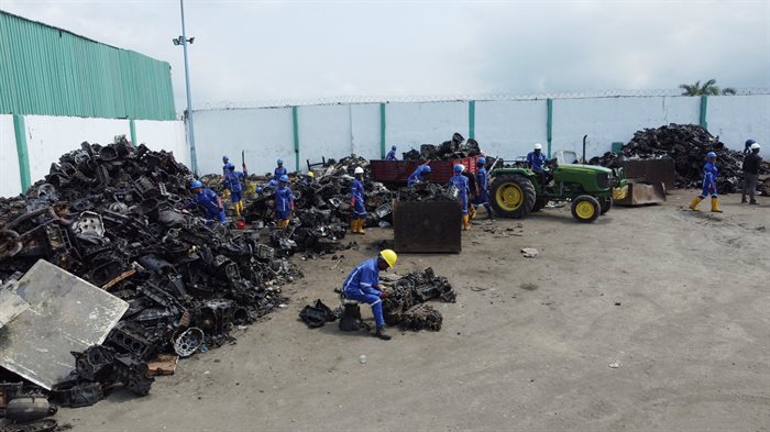 Workers sort pieces of an aluminium engine at a Romco Recycling facility in Lagos, Nigeria. 2022. Source: Reuters/Seun Sanni