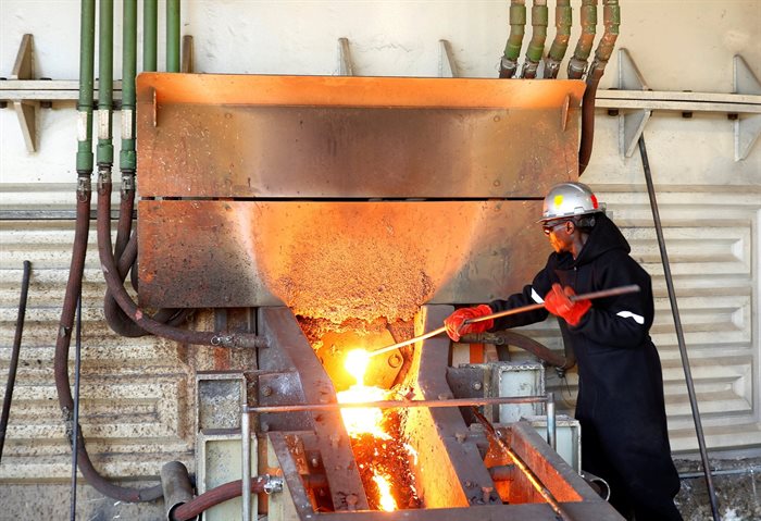 A worker attends to machinery at a smelter plant at Anglo American Platinum's Unki mine in Shurugwi, Zimbabwe. 2019. Source: Reuters/Philimon Bulawayo