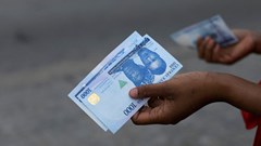 A person holds a new 1000 naira note as the Central Bank of Nigeria releases the notes to the public through the banks in Abuja, Nigeria, 15 December 2022. Reuters / Afolabi Sotunde / File Photo