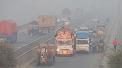 Vehicles move amid dense smog in Lahore, Pakistan 24 November 2021. Reuters/Mohsin Raza/File Photo