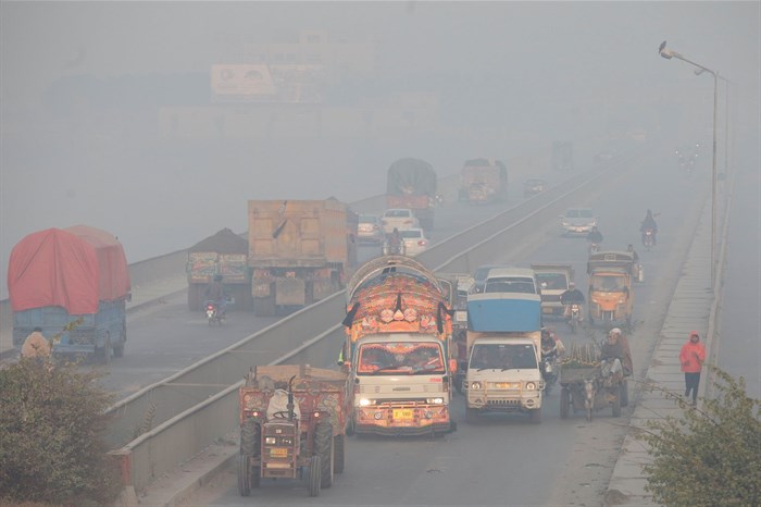Vehicles move amid dense smog in Lahore, Pakistan 24 November 2021. Reuters/Mohsin Raza/File Photo