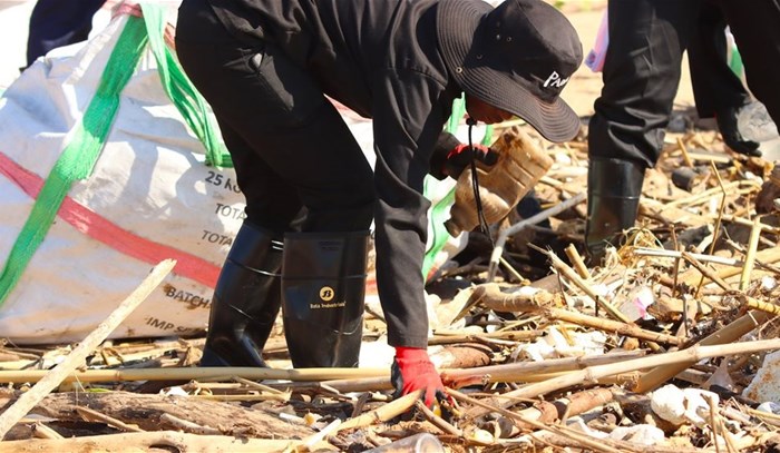 Bata SA backs The Litterboom Project's beach clean-ups