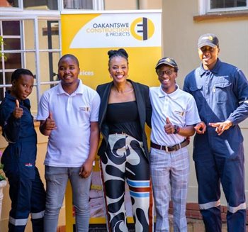 Founder of Oakantswe Construction and Projects, Tebogo Moloi, and her team