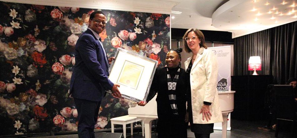 Honour award recipient, Prof Langa Khumalo (executive director, SADiLaR) with Dr Nomalungelo Ngubane (director, Academy for Multilingualism, UFS) and Dr Engela van Staden (deputy academic vice-chancellor, UFS)